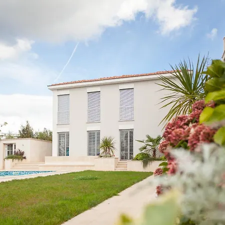 Deluxe Carissa Malinska